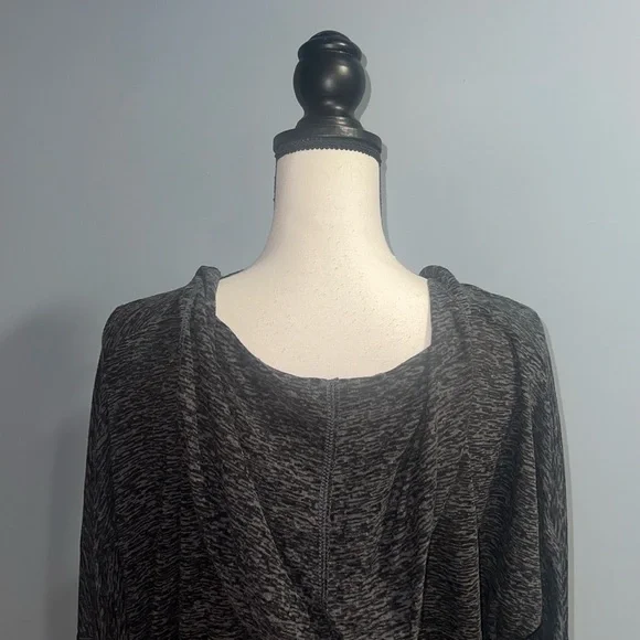 Old navy- black hooded long sleeve shirt - Picture 4 of 5